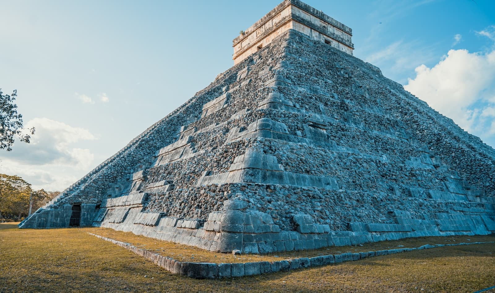 Chichén Itzá under a Yucatán sky
